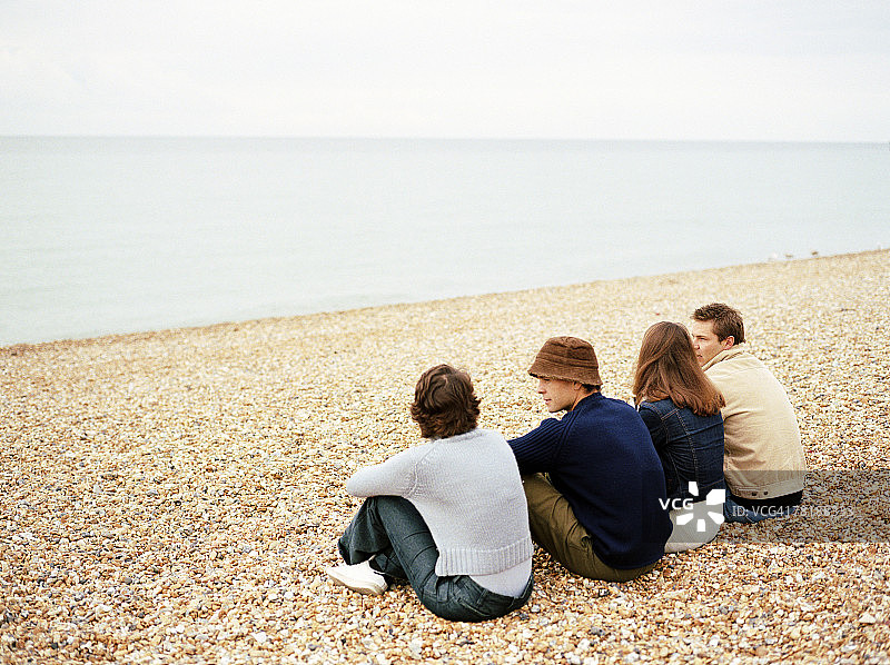 朋友们坐在海滩上图片素材