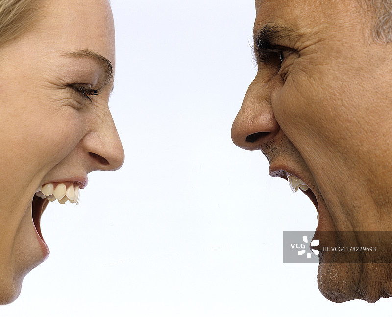 一个成熟的男人和一个年轻的女人互相大喊大叫的特写图片素材