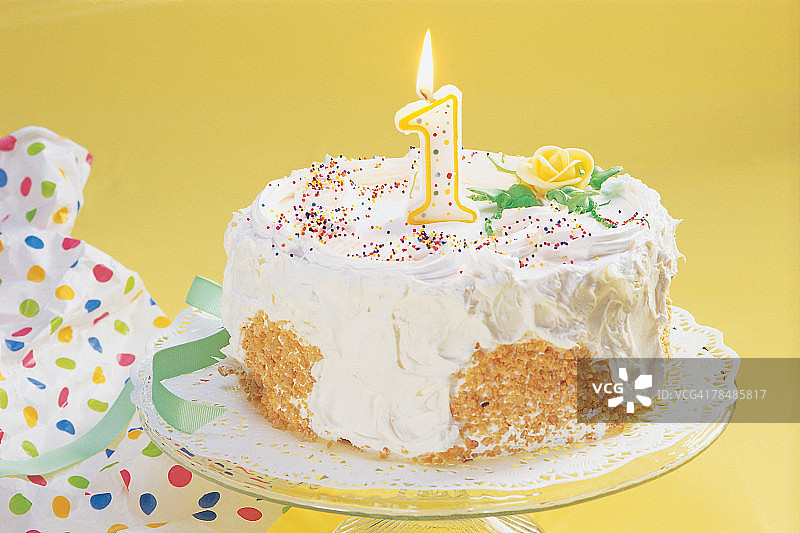 生日蛋糕和一支蜡烛图片素材