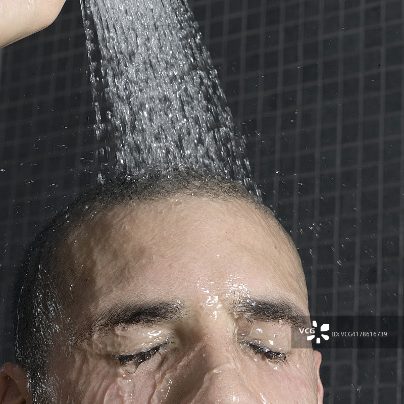 男子洗澡图片素材