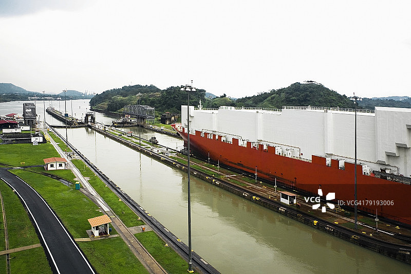 巴拿马运河商业码头的集装箱船图片素材