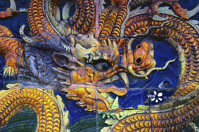 一个中国龙雕刻在墙上的特写，北京，中国图片素材