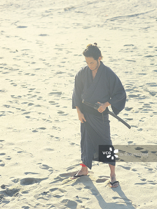 武士手持剑站在沙滩上图片素材