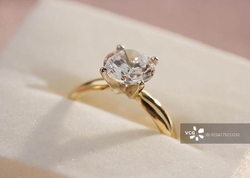 一个钻石订婚戒指的特写图片素材