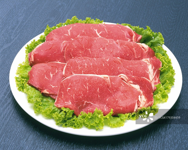 沙拉上的生牛肉，高角度视角图片素材
