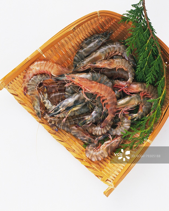 竹篓上的虾，高角度观图片素材