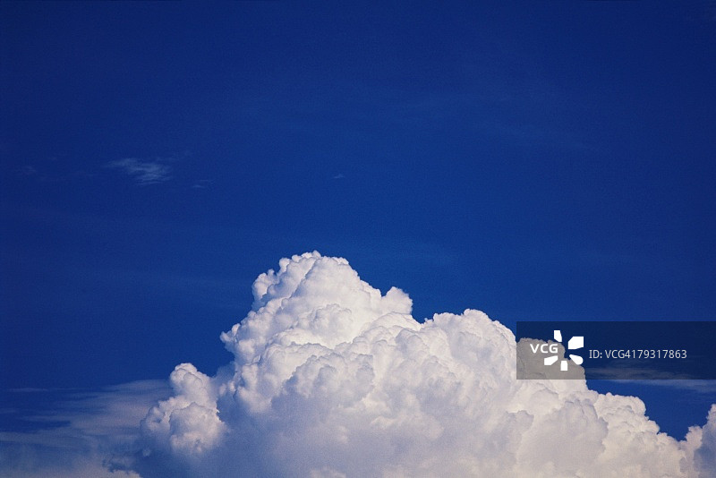 蓝天与云的风景，低角度的观点图片素材