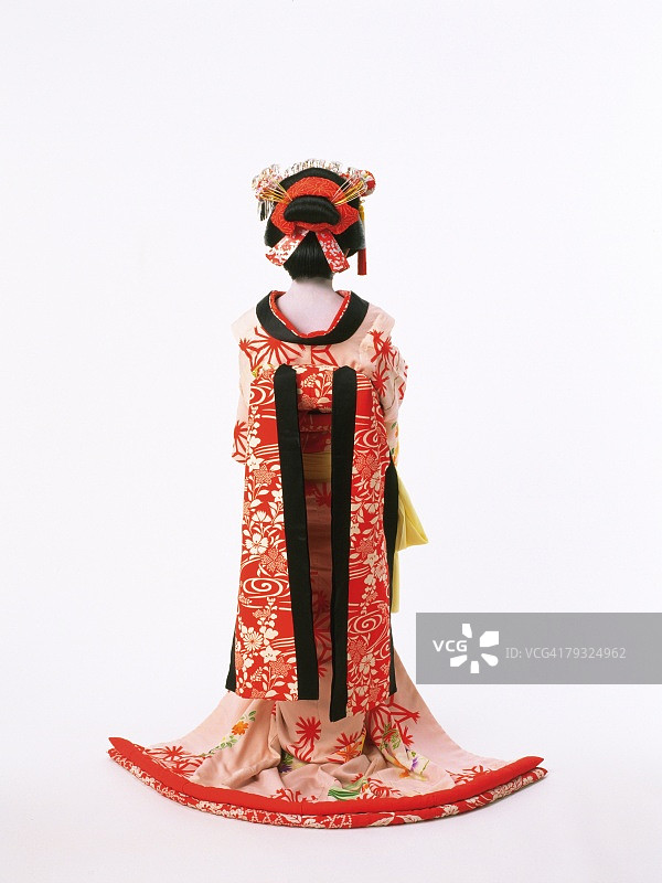 一个歌舞伎演员扮演女性的肖像，后视图图片素材