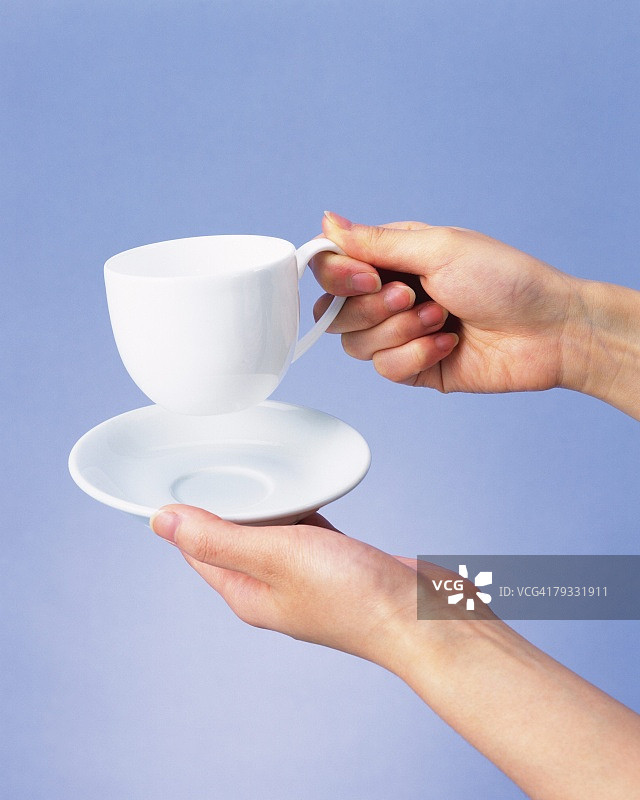 手握咖啡杯的形象，低角度的观点图片素材
