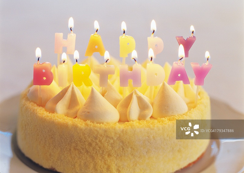 生日蛋糕上插着蜡烛，写着生日快乐图片素材
