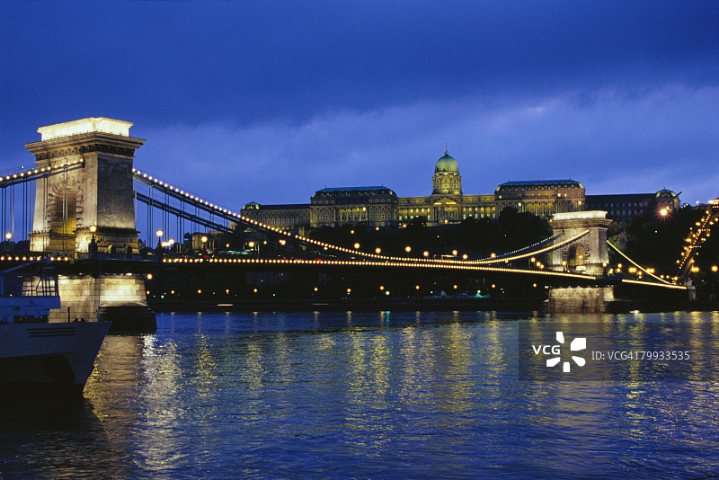 多瑙河上的铁链桥图片素材