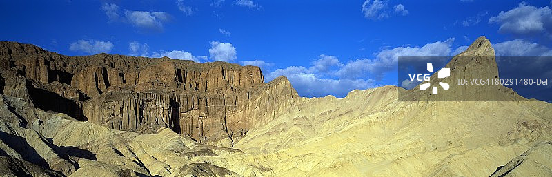 曼利灯塔和荒地从黄金峡谷看到。曼利灯塔，黄金峡谷，死亡谷国家公园，加利福尼亚，北美。图片素材