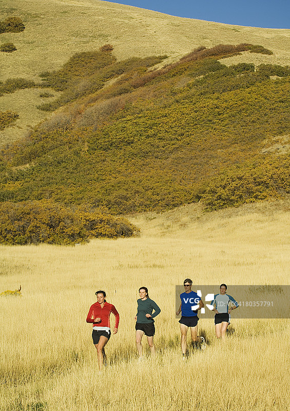 一群人在田野里跑步，盐滩，美国犹他州图片素材