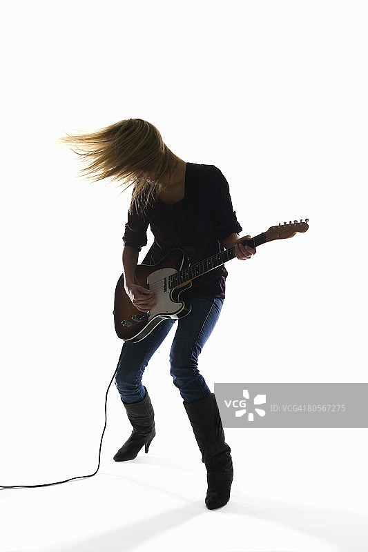 一个女人在弹电吉他图片素材