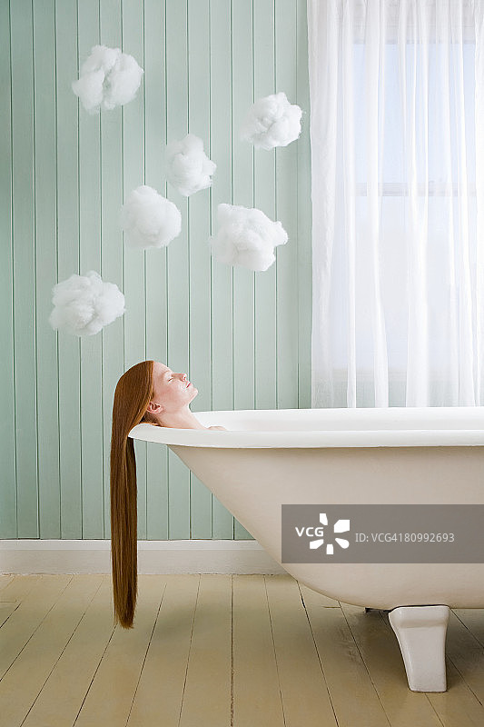在浴缸中放松的女人图片素材