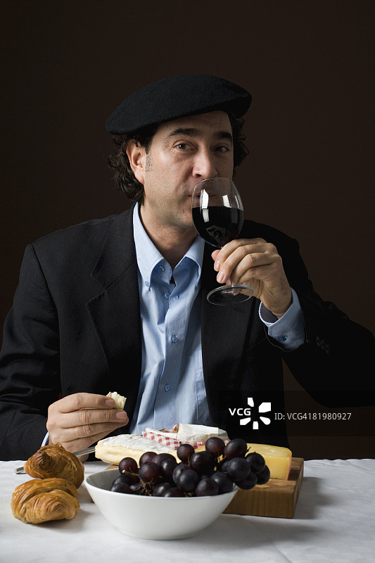 典型的法国男人和典型的法国食物图片素材