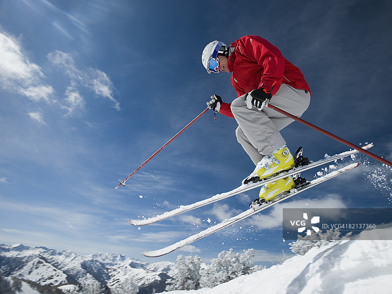 人在空中滑雪图片素材
