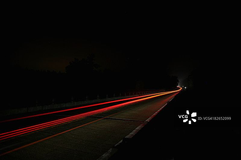 公路在夜晚与汽车灯光模糊图片素材