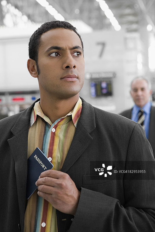 一个商人把护照放在口袋里图片素材