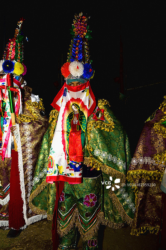 墨西哥米却肯州莫雷利亚janitio岛表演传统舞蹈的民间舞者图片素材