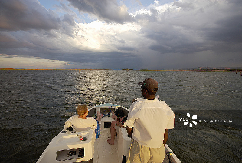 一名游艇船长将他的客户送回位于津巴布韦马绍纳兰北部省卡里巴湖的游艇图片素材