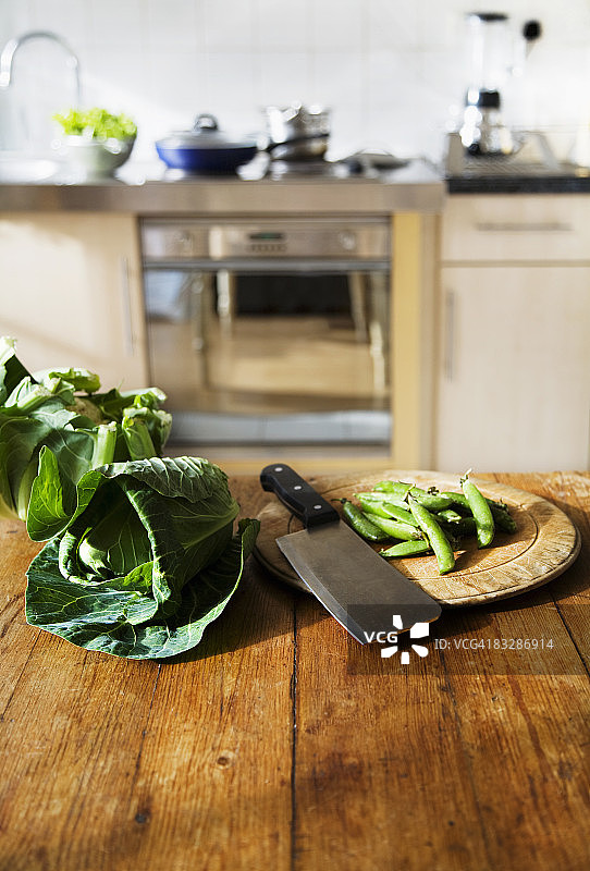 切菜的刀放在桌上和蔬菜图片素材
