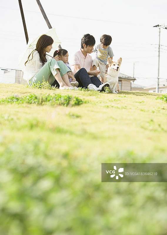 一家人坐在草地上图片素材