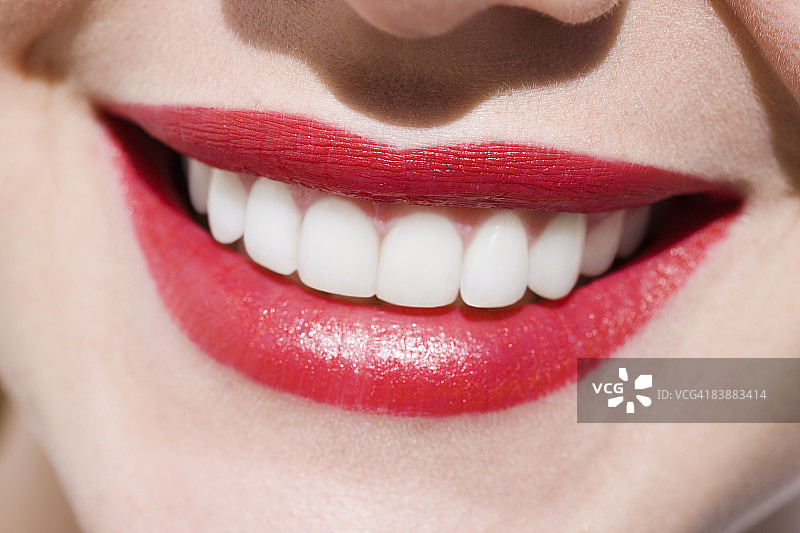 女人微笑着，嘴巴的特写，红色的嘴唇图片素材