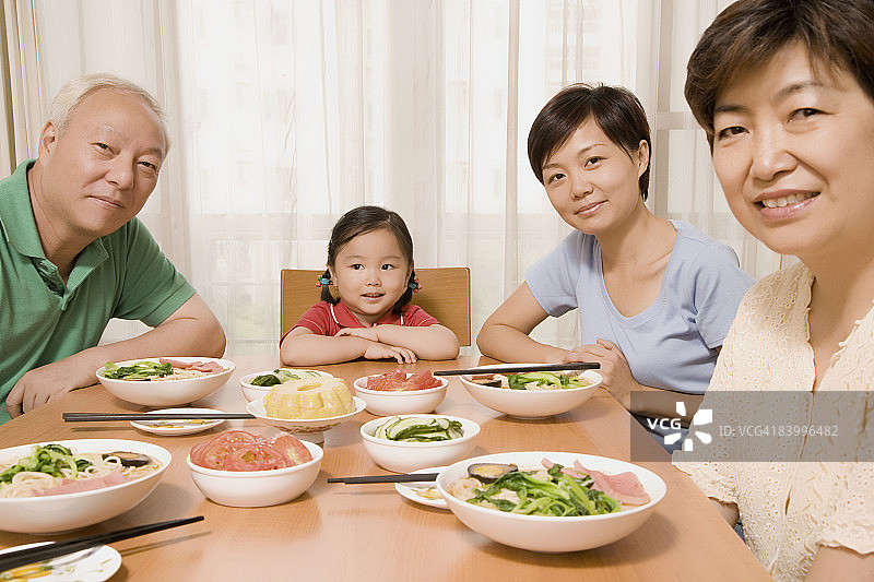 一张一家人坐在餐桌前的照片图片素材