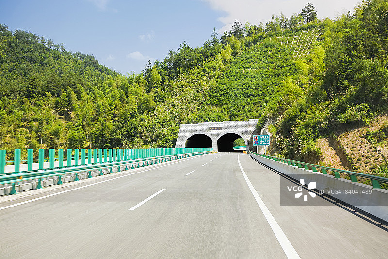 安徽省黄山市高速公路上的公路隧道图片素材