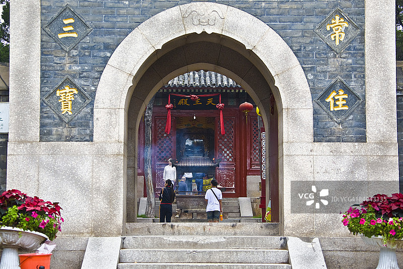 中国山东省青岛市，游客在湛山寺的入口处图片素材