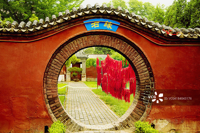 中国山东省泰安市，泰山岱庙，一座寺庙的大门图片素材
