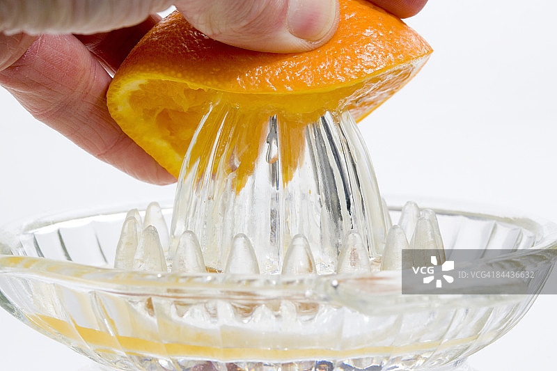 橙子被挤在玻璃榨汁机里图片素材