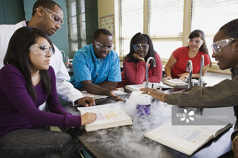 非洲教师和学生在化学实验室观看实验图片素材