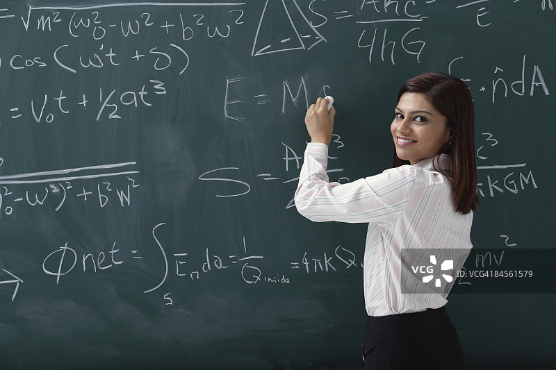 女人在黑板上写方程式图片素材