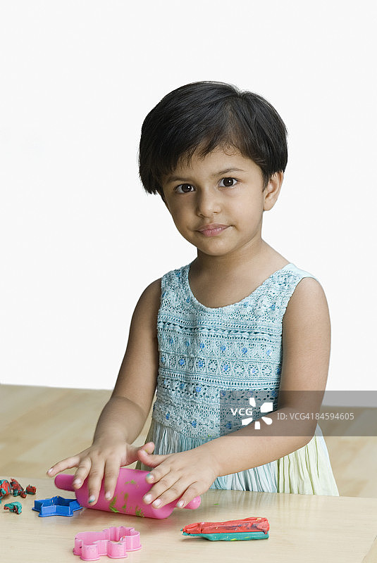 一个女孩玩玩具的肖像图片素材