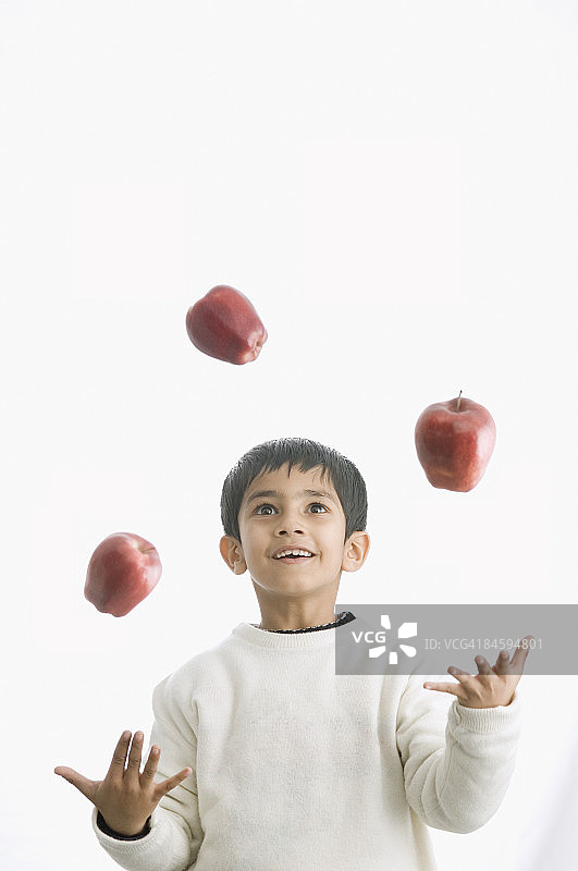 男孩用苹果玩杂耍图片素材