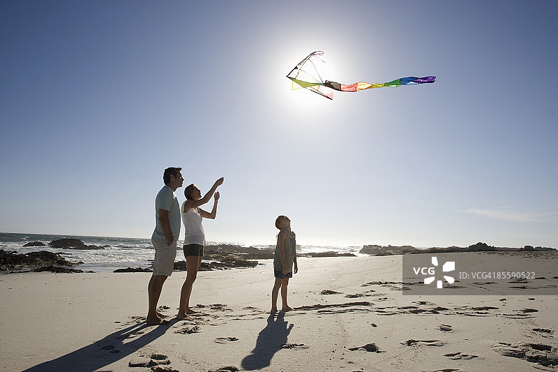 一家人在海滩放风筝图片素材