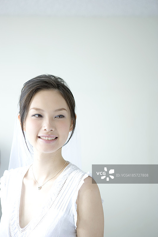 日本妇女微笑着，看向别处，肖像图片素材