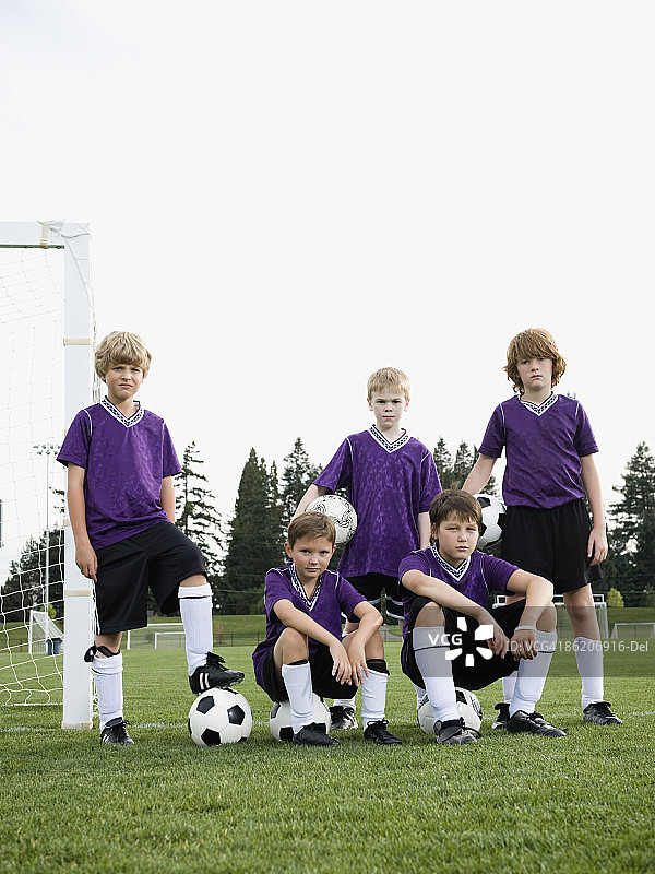 男孩足球队的肖像图片素材