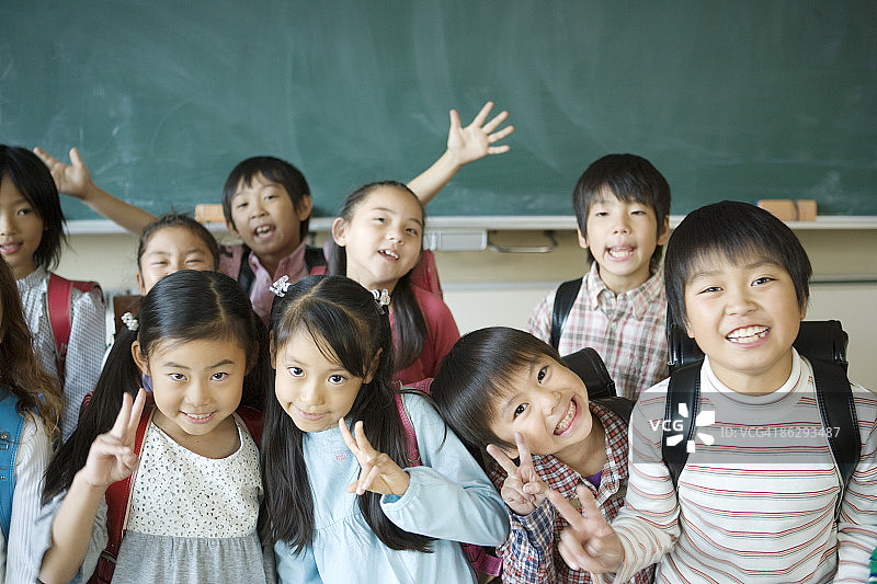 日本孩子在教室里的肖像图片素材