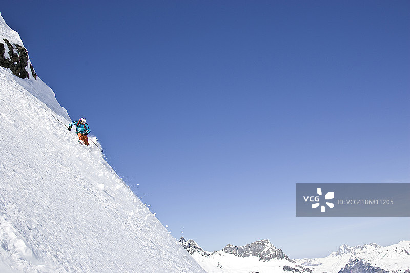 在奥地利阿尔伯格的圣安东，一名年轻男子在无足迹的雪道外滑雪。图片素材
