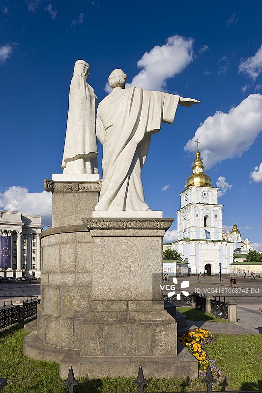 在米哈伊利夫斯卡广场前的圣迈克尔修道院Olha公主纪念碑，基辅，乌克兰，欧洲图片素材