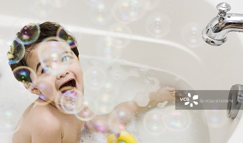 婴儿在泡泡浴中图片素材