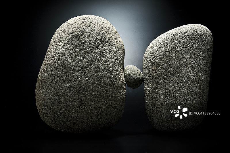 石头在更大的石头之间图片素材
