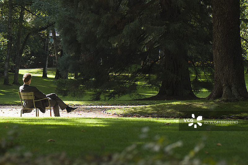 一个人独自坐在公园里，后视镜图片素材