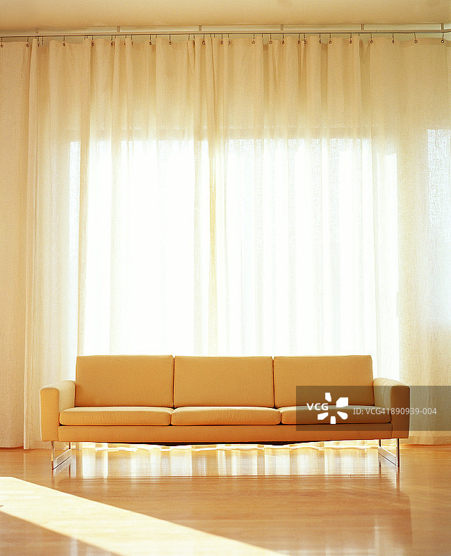 屋里有沙发，背景是窗帘图片素材