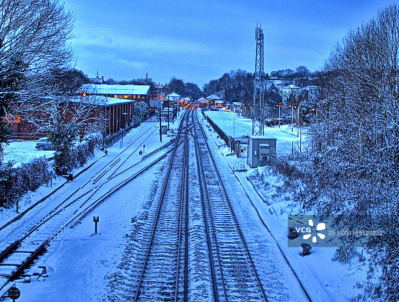 多条火车轨道穿过雪地图片素材