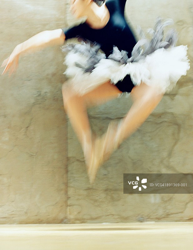 芭蕾舞女演员在空中跳跃图片素材