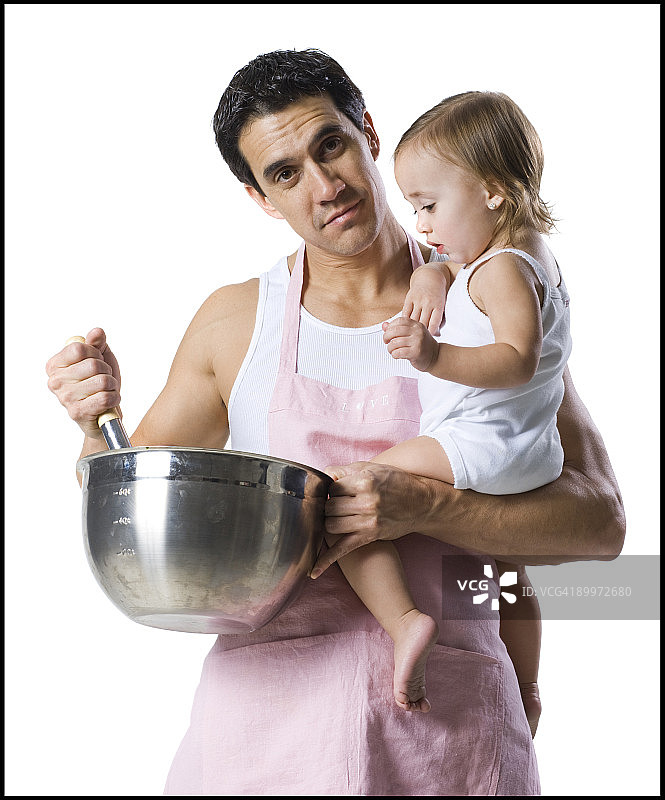 男人和婴儿和搅拌碗图片素材